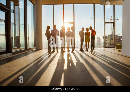 Équipe d'architectes en réunion d'affaires à l'horizon urbain Banque D'Images