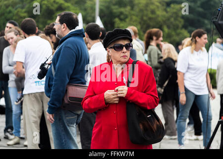 Une vieille femme en robe rouge dans une marche qui a eu lieu à La Plata, Argentine. Au sujet d'une inondation survenue dans l'année 2013 Banque D'Images