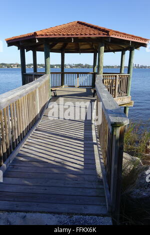 Gazebo et la jetée de pêche sur la rivière d'Halifax, Cassen park, Jacksonville, Floride Banque D'Images