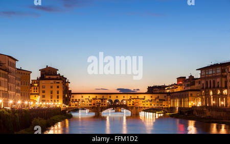 Le Ponte Vecchio est un pont médiéval sur la rivière Arno, à Florence, Italie Banque D'Images