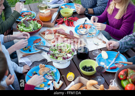 Groupe d'amis pour célébrer ensemble sur garden party Banque D'Images