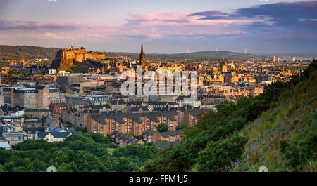 Le château d'Édimbourg et la ville vue panoramique depuis le haut du siège d'Arthur. Banque D'Images
