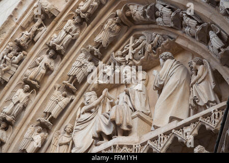 Burgos, Espagne : Détail de la sculpture tympan de Puerta de la Coronería dans la Cathédrale de Burgos. Banque D'Images