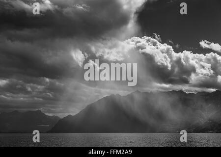 Passage de tempête sur le lac de Genève en Suisse Banque D'Images