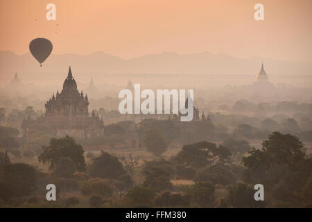 Ballon vole sur les temples de Bagan, Myanmar au lever du soleil Banque D'Images