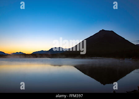 Tôt le matin, sur le lac avec de belles montagnes reflétant sur le lac comme le soleil se lève dans une belle définition de l'Alaska Banque D'Images
