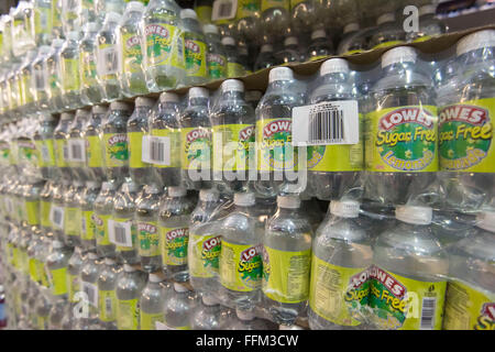 Bouteilles de Lowes limonade sans sucre boisson non enveloppées dans du cellophane et empilées dans un entrepôt. Banque D'Images