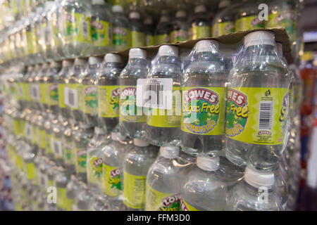 Bouteilles de Lowes limonade sans sucre boisson non enveloppées dans du cellophane et empilées dans un entrepôt. Banque D'Images