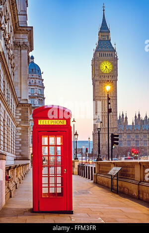 Cabine téléphonique rouge traditionnel à Londres Banque D'Images