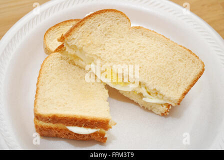 Délicieux Sandwich Œuf coupé en deux Banque D'Images