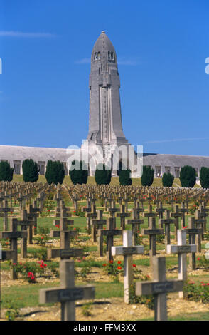 France, Meuse (55), Verdun, Douaumont ossuaire, l'alignement des tombes de soldats de la PREMIÈRE GUERRE MONDIALE // Meuse (55), Verdun, l'ossuaire de Douaumont, ali Banque D'Images