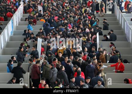 Yantai, Chine, la province de Shandong. Feb 15, 2016. Recherche d'emploi participer à un salon de l'emploi dans la ville de Yantai, province du Shandong en Chine de l'Est, le 15 février 2016. De nombreux salons de l'emploi se sont tenues d'offrir des possibilités d'emploi aux travailleurs migrants et d'autres demandeurs d'emploi après le Festival du printemps. © Tang Ke/Xinhua/Alamy Live News Banque D'Images