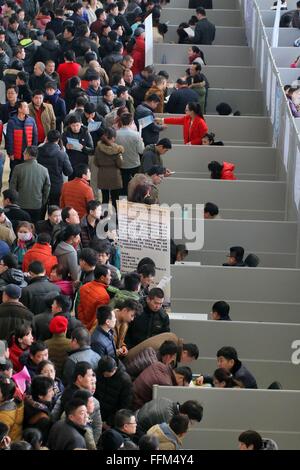 Yantai, Chine, la province de Shandong. Feb 15, 2016. Recherche d'emploi participer à un salon de l'emploi dans la ville de Yantai, province du Shandong en Chine de l'Est, le 15 février 2016. De nombreux salons de l'emploi se sont tenues d'offrir des possibilités d'emploi aux travailleurs migrants et d'autres demandeurs d'emploi après le Festival du printemps. © Tang Ke/Xinhua/Alamy Live News Banque D'Images