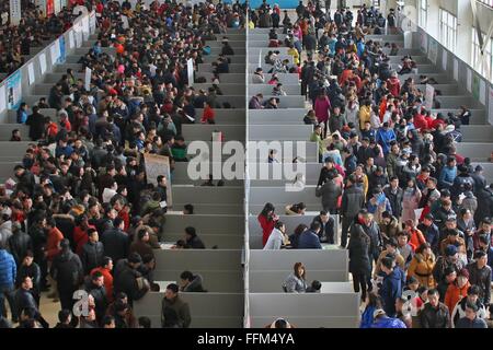 Yantai, Chine, la province de Shandong. Feb 15, 2016. Recherche d'emploi participer à un salon de l'emploi dans la ville de Yantai, province du Shandong en Chine de l'Est, le 15 février 2016. De nombreux salons de l'emploi se sont tenues d'offrir des possibilités d'emploi aux travailleurs migrants et d'autres demandeurs d'emploi après le Festival du printemps. © Tang Ke/Xinhua/Alamy Live News Banque D'Images