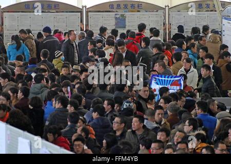 Yantai, Chine, la province de Shandong. Feb 15, 2016. Recherche d'emploi participer à un salon de l'emploi dans la ville de Yantai, province du Shandong en Chine de l'Est, le 15 février 2016. De nombreux salons de l'emploi se sont tenues d'offrir des possibilités d'emploi aux travailleurs migrants et d'autres demandeurs d'emploi après le Festival du printemps. © Tang Ke/Xinhua/Alamy Live News Banque D'Images