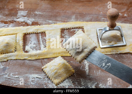 Fait à la main des pâtes raviolis Épinards Ricotta Cuisine Main cuite pâte Ravioli de timbres stamp découper le fromage à la crème fromage œufs d'oliv Banque D'Images