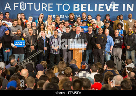 Dearborn, Michigan USA. 15 février 2016. Candidat présidentiel Bernie Sanders parle avec les membres de l'organisation des travailleurs de l'automobile et d'autres partisans de l'Union Local 600 de l'UAW hall. Crédit : Jim West/Alamy Live News Banque D'Images