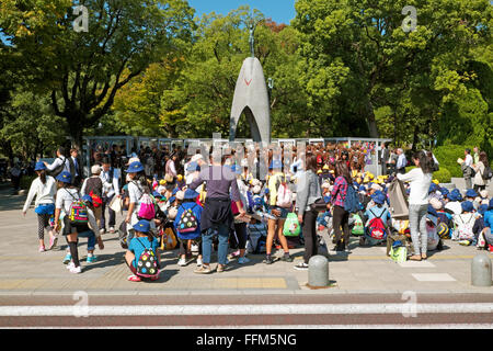 Foule qui s'amassait devant le Monument de la paix des enfants à Hiroshima Peace Memorial Park dans Hiroshimia Banque D'Images