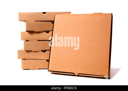 Pile de boîtes à pizza brun avec un recto vers le fort pour l'affichage ou la publicité. Isolé sur un fond blanc. Banque D'Images