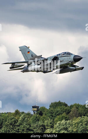 De l'air allemande (Luftwaffe) Panavia Tornado IDS 43 +50 des avions au départ de la Base aérienne de Payerne en Suisse. Banque D'Images