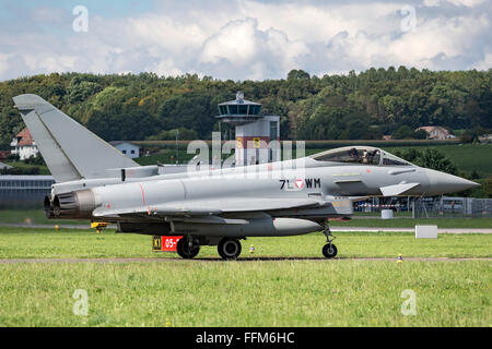 Austrian Air force Eurofighter EF-2000 Typhoon S 7L-WM de taxi à une base aérienne militaire en Suisse. Banque D'Images