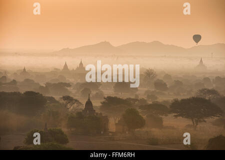 Ballon vole sur les temples de Bagan, Myanmar au lever du soleil Banque D'Images