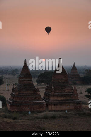 Ballon vole sur les temples de Bagan, Myanmar au lever du soleil Banque D'Images