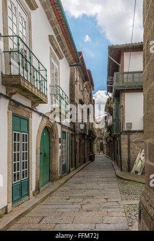 Façades et édifices médiévaux et ruelle près de la Place de Santiago, également connu sous le nom de Sao Tiago ou Sao Thiago, dans l'histoire C Banque D'Images