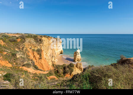 Rocks et passerelle passerelle sur rock beach et la plage de Dona Ana à Portimao, Algarve, Portugal Banque D'Images