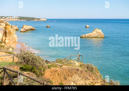 Rocks et passerelle passerelle sur rock beach et la plage de Dona Ana à Portimao, Algarve, Portugal Banque D'Images