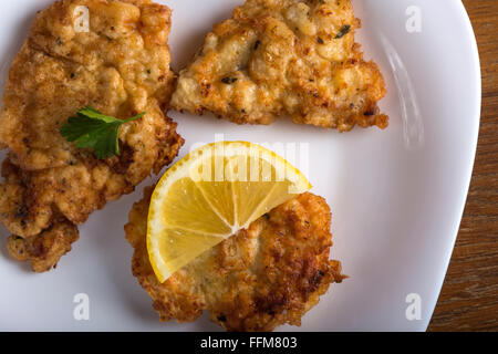 Chop escalope Escalope avec du citron et du persil sur une assiette blanche Banque D'Images