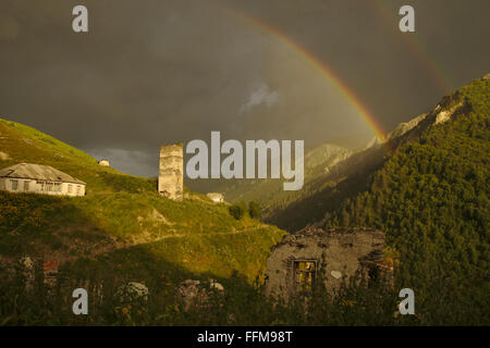 L'humeur du soir, les tours de défense du village Adishi, nuages, lumière chaude et arc-en-ciel. Mestia-Ushguli-Trek, Svaneti, Géorgie Banque D'Images