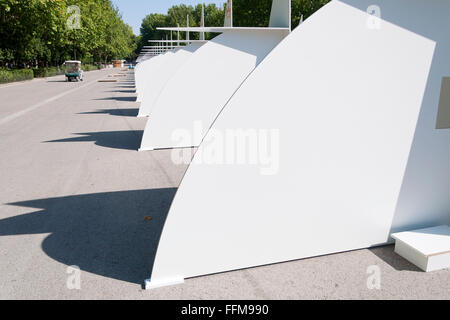 Confessionnaux en bois mis en place au parc El Retiro, à Madrid, en Espagne, pour la Journée mondiale de la Jeunesse (JMJ) Banque D'Images