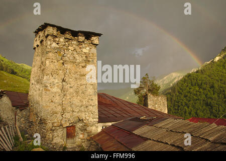 L'humeur du soir, les tours de défense du village Adishi, nuages, lumière chaude et arc-en-ciel. Mestia-Ushguli-Trek, Svaneti, Géorgie Banque D'Images