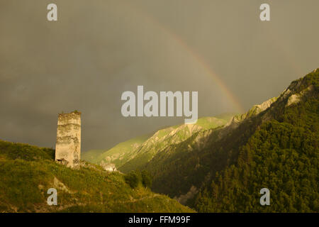 L'humeur du soir, les tours de défense du village Adishi, nuages, lumière chaude et arc-en-ciel. Mestia-Ushguli-Trek, Svaneti, Géorgie Banque D'Images