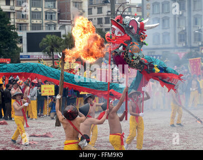 Binyang. 16 Février, 2016. Les gens font la danse du dragon dans les flammes de pétards dans Binyang Comté du sud de la Chine, région autonome Zhuang du Guangxi, 16 février 2016. La danse de style Binyang est un dérivé de la danse du dragon traditionnel dans lequel les artistes interprètes ou exécutants sur les poteaux et dragon attente promenade par les inondations de pétards. La danse a été répertorié comme un patrimoine culturel immatériel de l'état en 2008. Credit : Lu Bo'un/Xinhua/Alamy Live News Banque D'Images