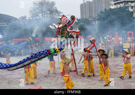 Binyang. 16 Février, 2016. Les gens font la danse du dragon dans les flammes de pétards dans Binyang Comté du sud de la Chine, région autonome Zhuang du Guangxi, 16 février 2016. La danse de style Binyang est un dérivé de la danse du dragon traditionnel dans lequel les artistes interprètes ou exécutants sur les poteaux et dragon attente promenade par les inondations de pétards. La danse a été répertorié comme un patrimoine culturel immatériel de l'état en 2008. Credit : Lu Bo'un/Xinhua/Alamy Live News Banque D'Images