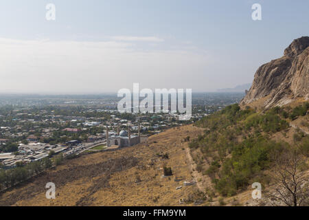 Vue d'une mosquée de la montagne sacrée Sulaiman à Osh, au Kirghizistan. Banque D'Images