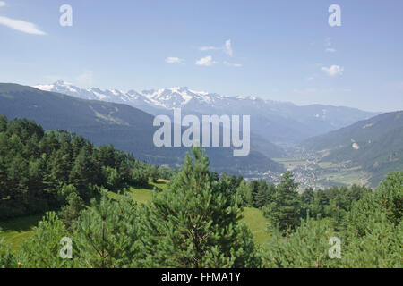 La vallée de Mestia avec la gamme de Svaneti, Mestia-Ushguli-Trek, Upper Svaneti, Géorgie Banque D'Images