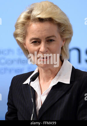 Munich, Allemagne. 12 Février, 2016. Le ministre allemand de la défense, Ursula von der Leyen assiste à la 52e Conférence de Munich sur la sécurité à Munich, Allemagne, 12 février 2016. Photo : Andreas GEBERT/dpa/Alamy Live News Banque D'Images