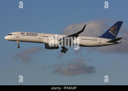 AIR ASTANA 757 Banque D'Images