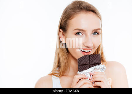 Portrait of attractive young woman holding barre de chocolat sur fond blanc Banque D'Images