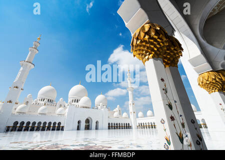 Cour intérieure de la Grande Mosquée Sheikh Zayed à Abu Dhabi Emirats Arabes Unis Banque D'Images