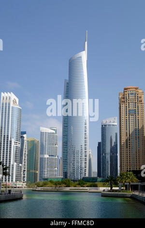 Vue sur l'horizon de jour de l'Almas Tower et de bureaux modernes et immeubles à JLT, Jumeirah Lakes Towers à Dubaï Banque D'Images