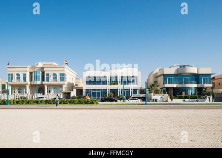 Villas de luxe donnant sur plage à Dubaï Émirats Arabes Unis Banque D'Images