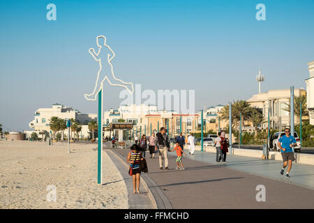 Nouvelle promenade et piste de jogging à côté plage à Dubaï Émirats Arabes Unis Banque D'Images