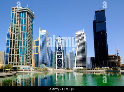 Vue sur l'horizon de jour moderne de bureau de grande hauteur et les immeubles à appartements à JLT, Jumeirah Lakes Towers Dubaï Émirats Arabes Unis Banque D'Images