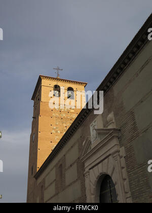 Beffroi de l'église de Tabernas sur journée ensoleillée dans la province d'Almeria, Andalousie Espagne Banque D'Images