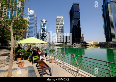 Vue sur l'horizon de jour moderne de bureau de grande hauteur et les immeubles à appartements à JLT, Jumeirah Lakes Towers Dubaï Émirats Arabes Unis Banque D'Images