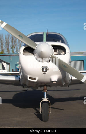 Piper PA-28-161 Cherokee Warrior II avion léger tête sur vue montrant l'hélice Sensenich Banque D'Images